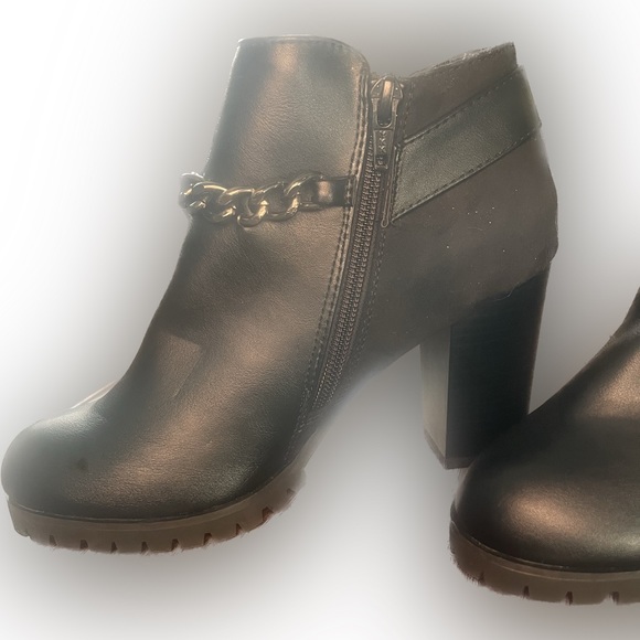 Simply Vera Wang Women’s Chain Detail Heeled Ankle Boots. - Picture 5 of 6